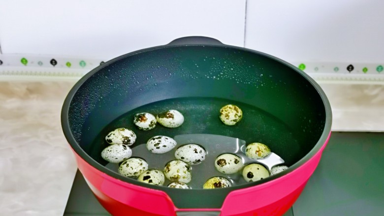 红烧梭子蟹,首先我们把<a style='color:red;display:inline-block;' href='/shicai/ 12'>鹌鹑蛋</a>煮熟,捞出过冷水,再剥皮。