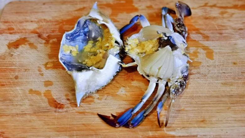 红烧梭子蟹,再把壳掰开,去掉蟹鳃。