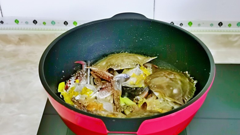 红烧梭子蟹,另起油锅,加入葱姜炒香加入蟹块,保持小火。