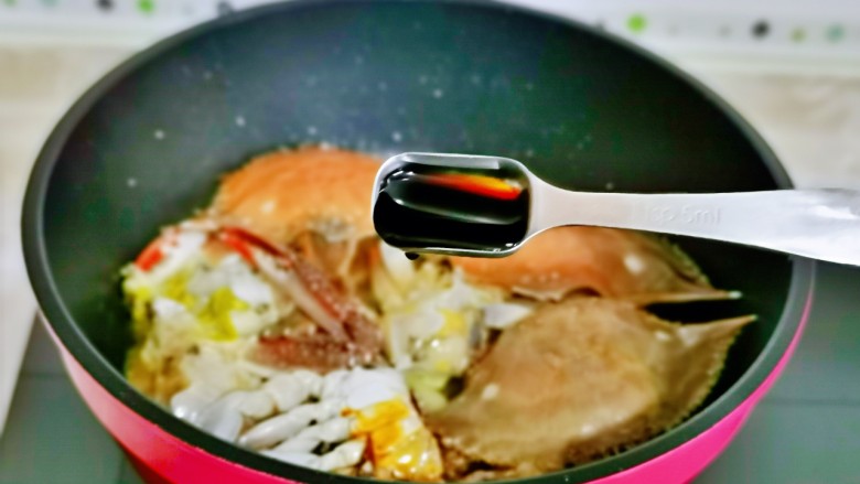 红烧梭子蟹,加入<a style='color:red;display:inline-block;' href='/shicai/ 718'>料酒</a>,酱油。