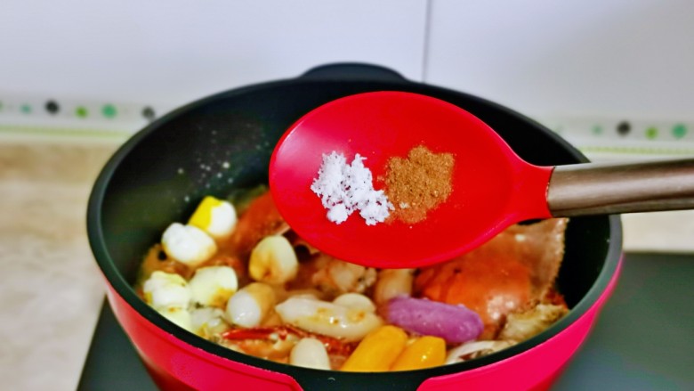 红烧梭子蟹,按个人口味加入盐,<a style='color:red;display:inline-block;' href='/shicai/ 829'>十三香</a>。