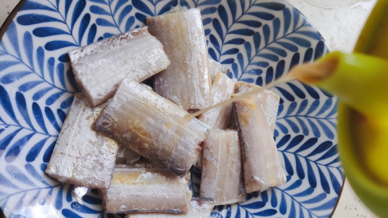 茄子烧带鱼,淋适量料酒,腌制20分钟