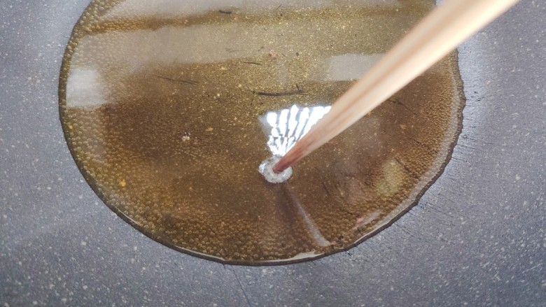 茄子烧带鱼,插根筷子进去,油冒泡,就可以炸带鱼了