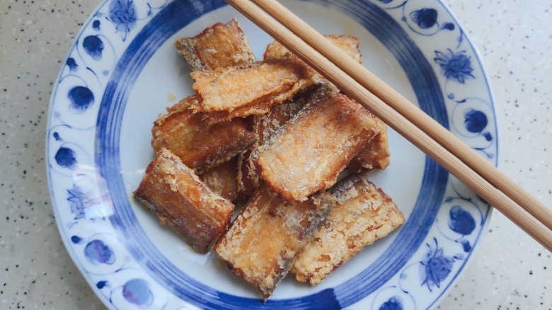 茄子烧带鱼,全部炸好,备用