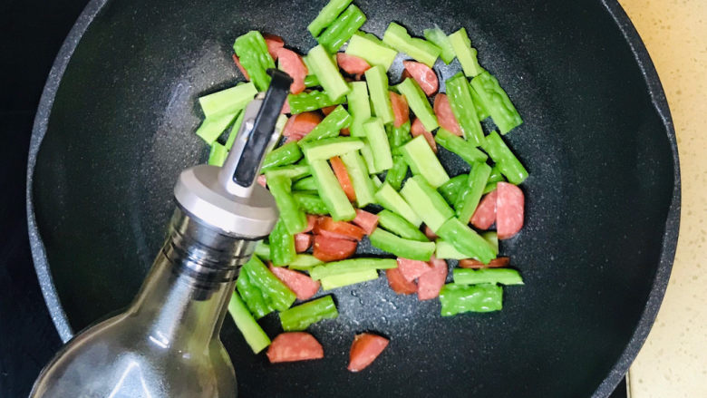 苦瓜炒腊肉,淋入<a style='color:red;display:inline-block;' href='/shicai/ 788'>生抽</a>,翻炒均匀就可以关火起锅了