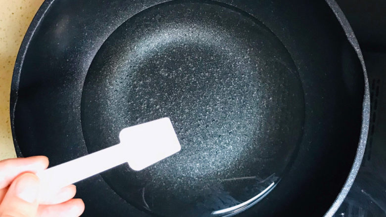 蛋黄焗苦瓜,锅里加水,烧开,加少许盐