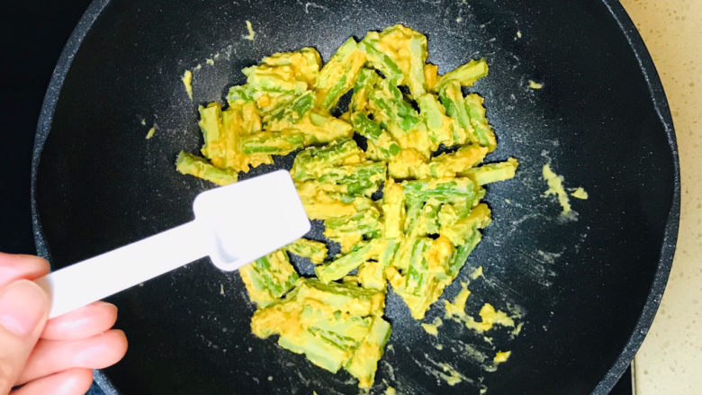 蛋黄焗苦瓜,根据自己口味,调整加盐,因为咸蛋黄本身就是咸的,不要加太多盐