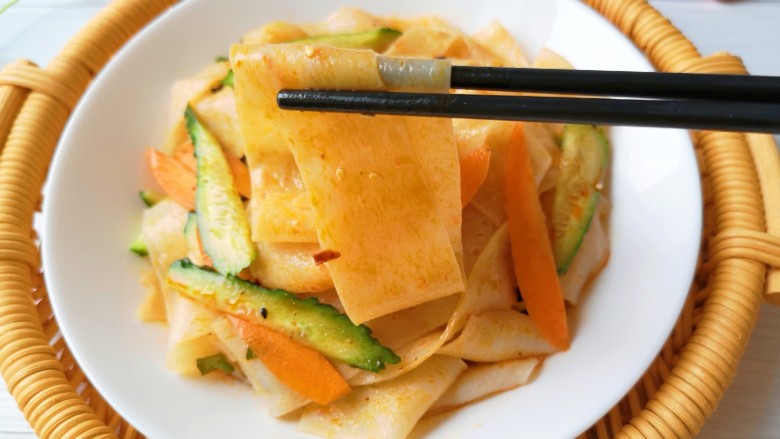 黄瓜拌面皮,面皮劲道,味道好极了!
