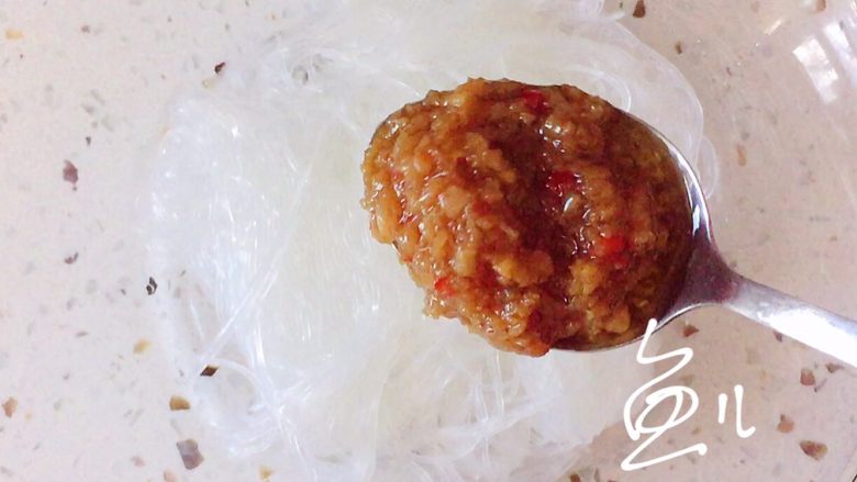 蒜蓉粉丝蒸金针菇,粉丝沥干水分放碗中,放入蒜蓉酱