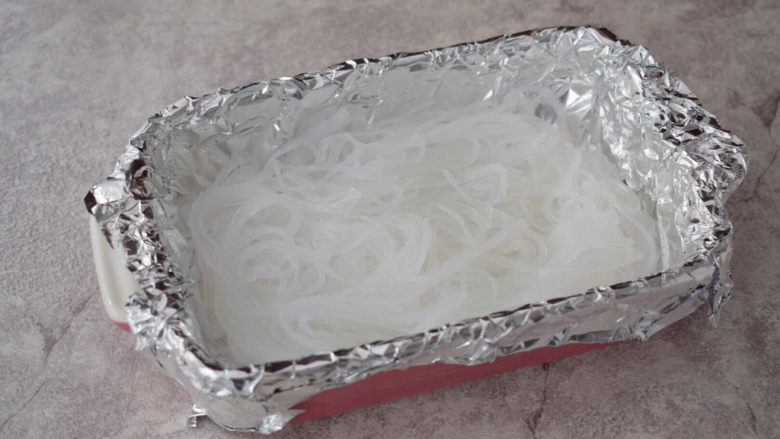 蒜蓉粉丝蒸金针菇,烤碗铺上锡纸,再放入粉丝