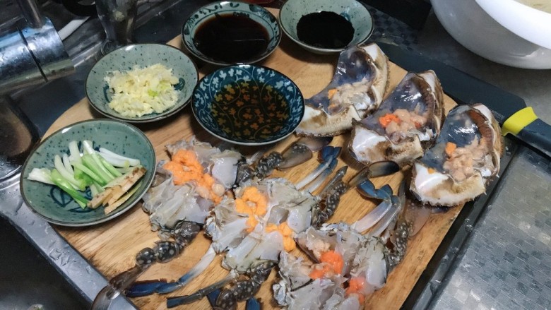红烧梭子蟹,蟹一开,调料配料准备好
