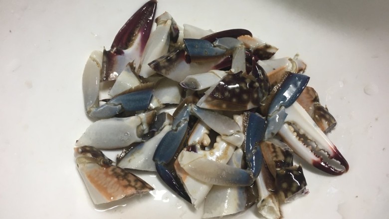 红烧梭子蟹,大脚和掉下来的脚全都剪开,容易入味