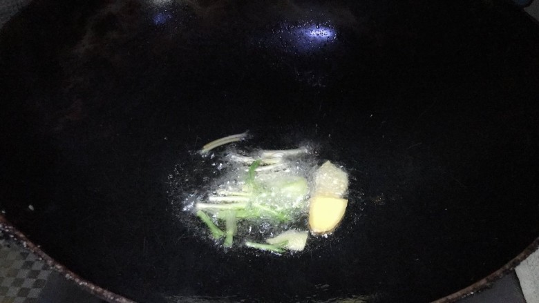 红烧梭子蟹,起锅热油放入葱,姜,爆香