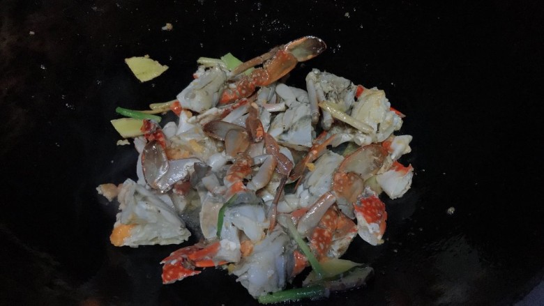 红烧梭子蟹,炒至变色,可以放入蒜末
