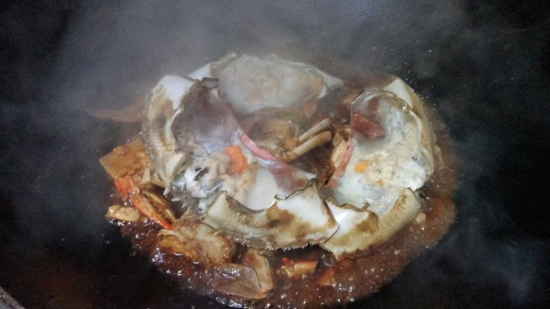 红烧梭子蟹,30秒后开锅盖,蟹黄熟了,即可出锅