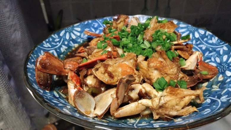 红烧梭子蟹,撒上葱花,香味扑鼻