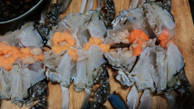 红烧梭子蟹,一定要用刀切开,千万不能用剪刀,一剪下去,黄儿会散开
