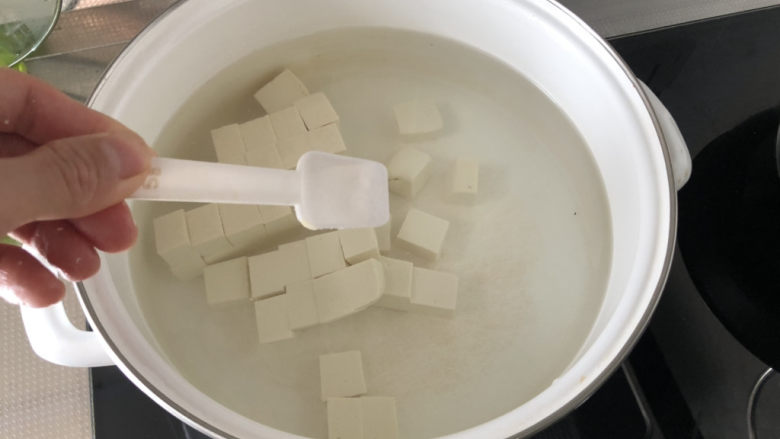 鸭血豆腐➕ 红白花开山雨中,坐锅烧水,水中加入少许食盐