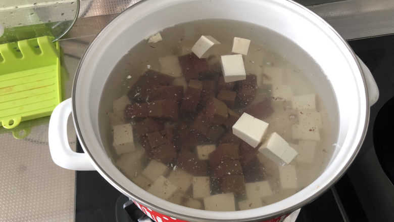 鸭血豆腐➕ 红白花开山雨中,放入嫩豆腐,鸭血,煮开后,再煮一两分钟
