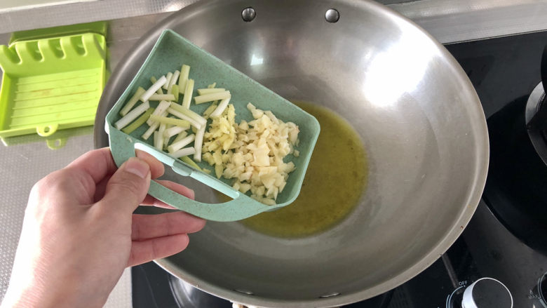 鸭血豆腐➕ 红白花开山雨中,热锅冷油,加入葱白,姜丝,蒜末,小火炒香