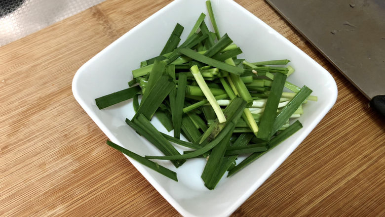 鸭血豆腐➕ 红白花开山雨中,韭菜切段