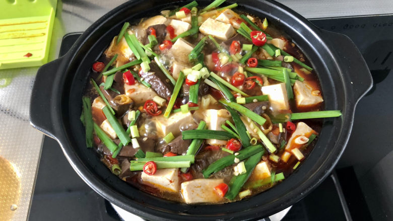 鸭血豆腐➕ 红白花开山雨中,撒上小米辣,再煮半分钟,撒葱末,出锅。