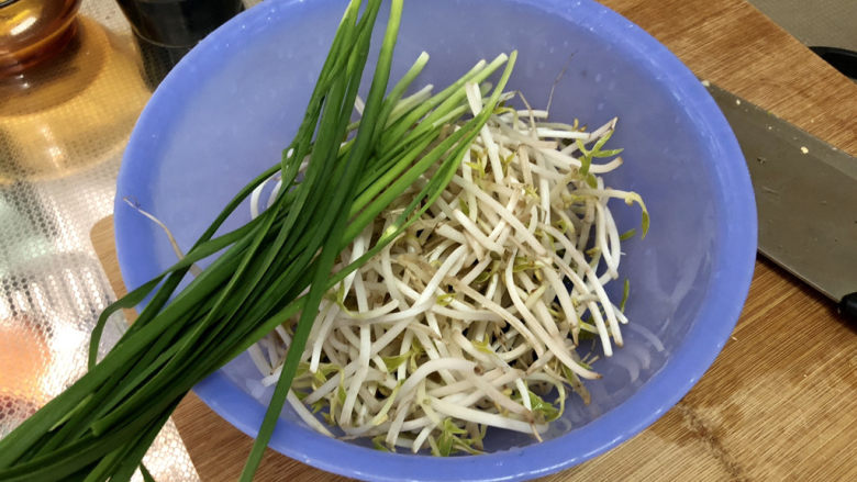 鸭血豆腐➕ 红白花开山雨中,韭菜择好洗净,绿豆芽择好洗净沥水备用
