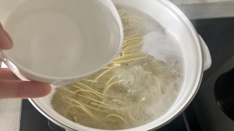 麻酱凉面,水再开点一碗凉水,继续煮三分钟