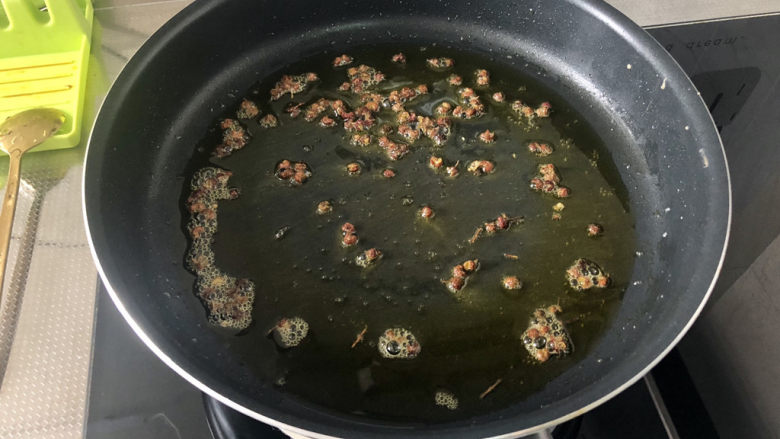 麻酱凉面,热锅加适量食用油,加入半汤匙花椒,小火煸香。阿晨喜欢更麻一点的,大家根据自己喜好,怕麻的可以少放一点