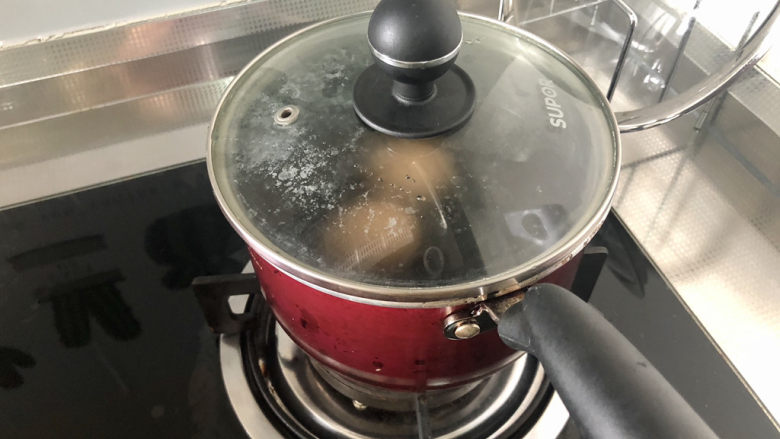 麻酱凉面,坐锅烧水,鸡蛋清洗凉水下锅,水开小火煮8分钟。