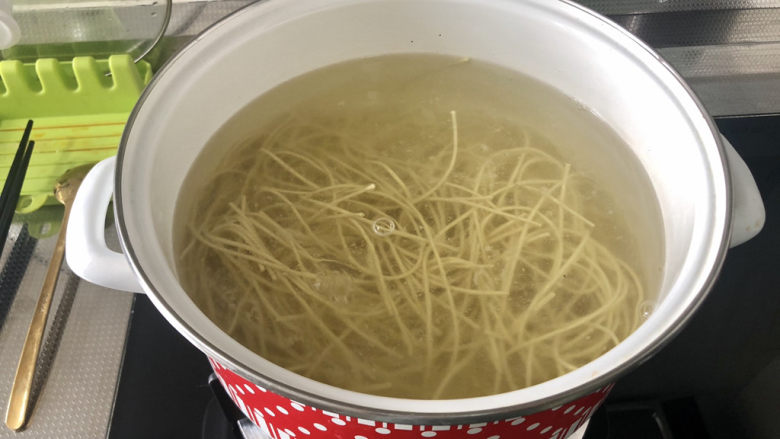 麻酱凉面,下入面条,搅拌,中火煮,