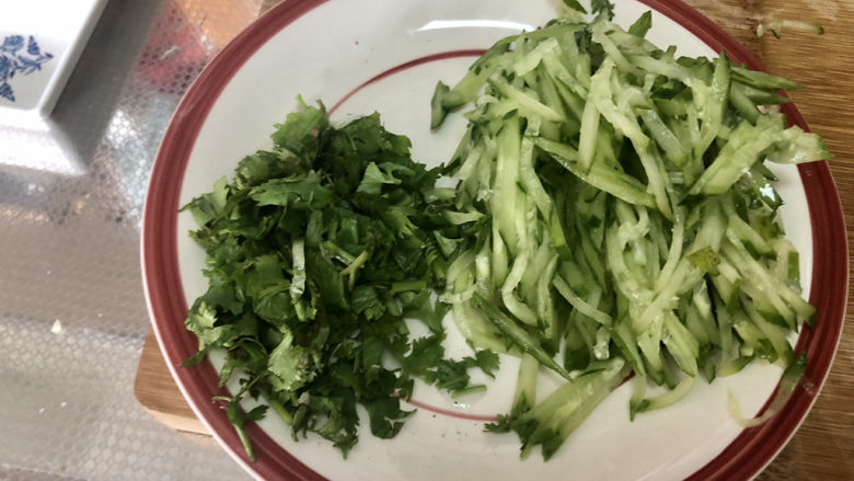 麻酱凉面,香菜切末,黄瓜切丝