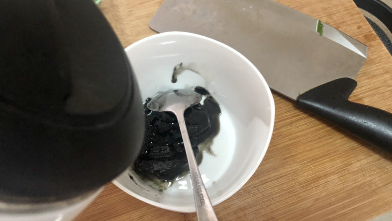 麻酱凉面,分次加入凉开水,