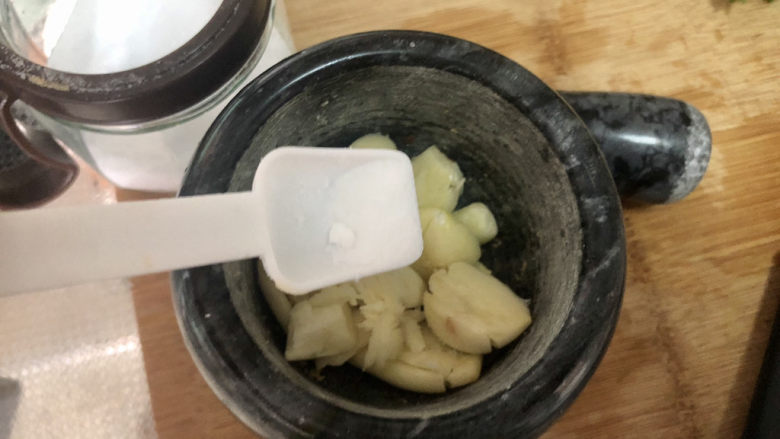麻酱凉面,拍一下放入石臼,加少许食盐