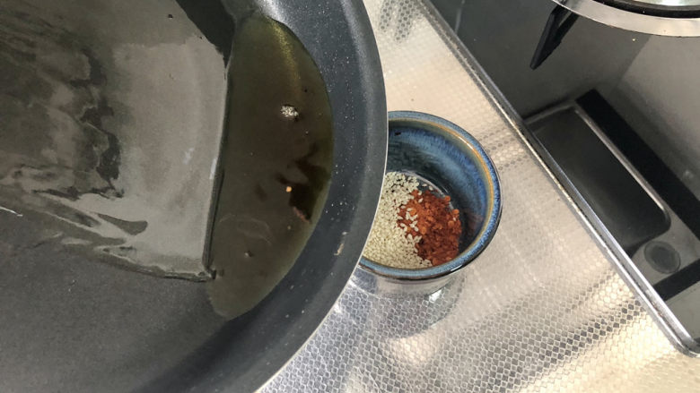 麻酱凉面,油烧到八成热,分次浇在辣椒粉上