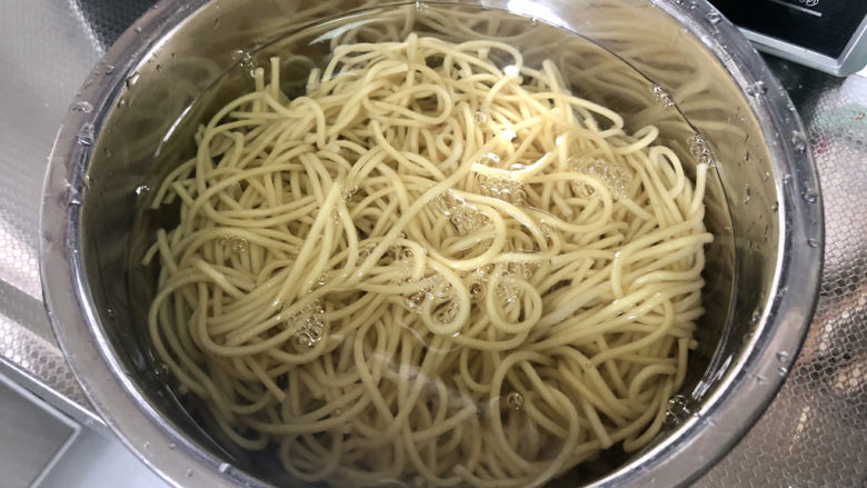 麻酱凉面,捞出,凉开水浸泡备用