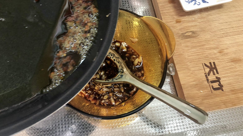 麻酱凉面,把花椒连油一起倒入调味汁中,怕吃花椒的可以捡出不要花椒