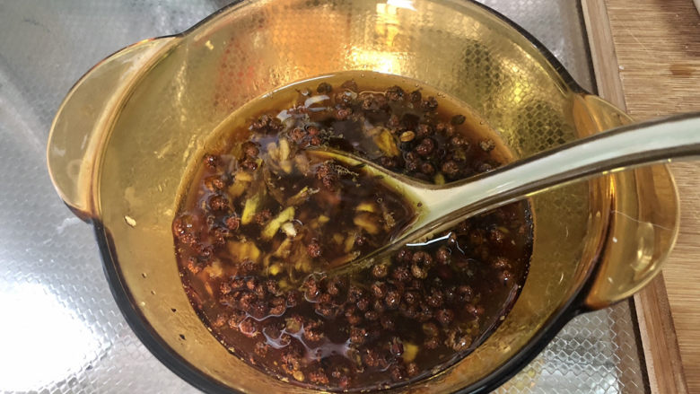 麻酱凉面,拌匀,调味汁即可