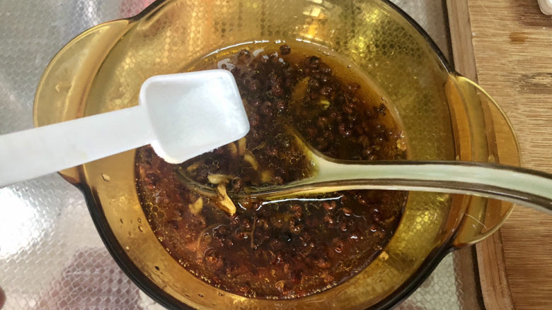 麻酱凉面,尝下咸淡,根据个人口味添加少许食盐定味