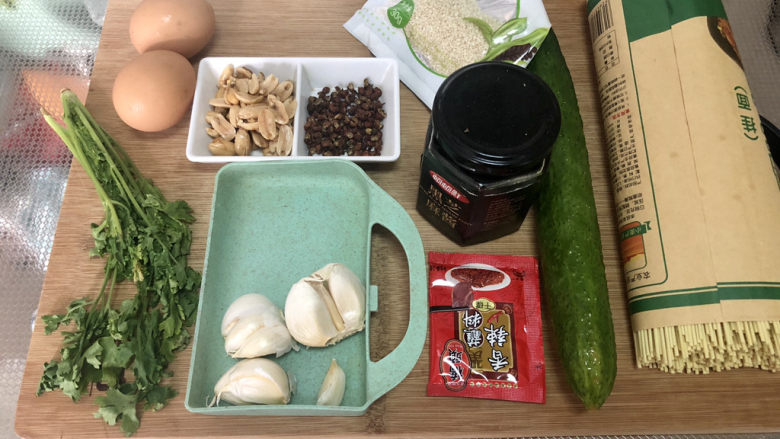 麻酱凉面,食材合照:面条,湿面挂面都可以。<a style='color:red;display:inline-block;' href='/shicai/ 54'>黄瓜</a>一根,<a style='color:red;display:inline-block;' href='/shicai/ 701'>芝<a style='color:red;display:inline-block;' href='/shicai/ 122690'>麻酱</a></a>适量,阿晨用的黑<a style='color:red;display:inline-block;' href='/shicai/ 701'>芝<a style='color:red;display:inline-block;' href='/shicai/ 122690'>麻酱</a></a>,普通的<a style='color:red;display:inline-block;' href='/shicai/ 122690'>麻酱</a>也可以的。<a style='color:red;display:inline-block;' href='/shicai/ 761'><a style='color:red;display:inline-block;' href='/shicai/ 761'>辣椒粉</a></a>一小袋,蒜半头,<a style='color:red;display:inline-block;' href='/shicai/ 131'>香菜</a>两颗,<a style='color:red;display:inline-block;' href='/shicai/ 9'>鸡蛋</a>两个,一个就够了,阿晨喜欢就多加了一个,<a style='color:red;display:inline-block;' href='/shicai/ 4690'>酒鬼花生</a>少许,<a style='color:red;display:inline-block;' href='/shicai/ 700'>花椒</a>适量,<a style='color:red;display:inline-block;' href='/shicai/ 141911'><a style='color:red;display:inline-block;' href='/shicai/ 141911'>熟白芝麻</a></a>一汤匙。