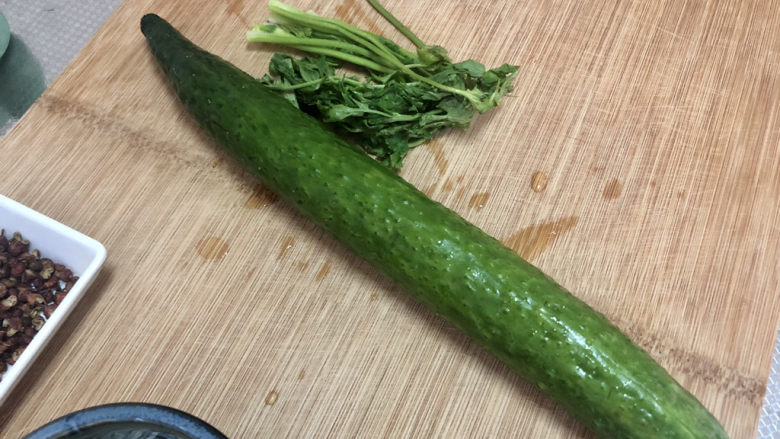 麻酱凉面,黄瓜洗净,香菜洗净