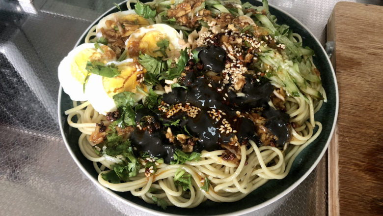 麻酱凉面,浇上调味汁,麻酱,红油,拌匀即可开吃