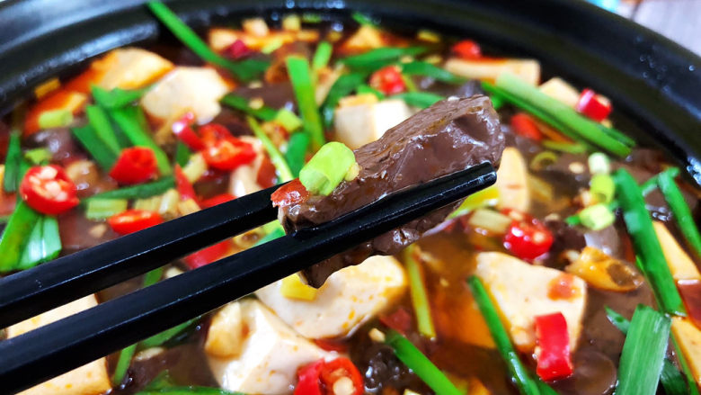 鸭血豆腐➕ 红白花开山雨中,这道鸭血豆腐,做法简单,豆腐鸭血滑嫩入味,麻辣鲜香,十分下饭。喜欢的小伙伴们快来试试看吧😄