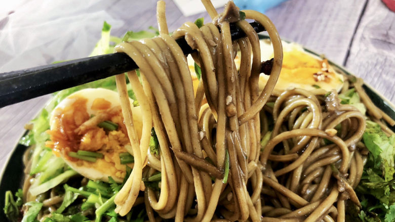 麻酱凉面,这道麻酱凉面,麻酱香味浓郁,面条爽滑,黄瓜爽脆,咸鲜微辣,十分开胃,喜欢的小伙伴们一起来试试吧😄