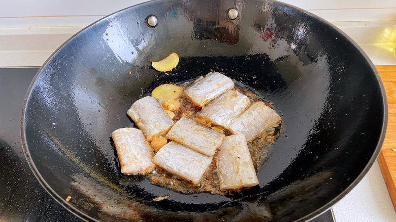 茄子烧带鱼,带鱼倒入锅中,两面各煎2分钟左右。