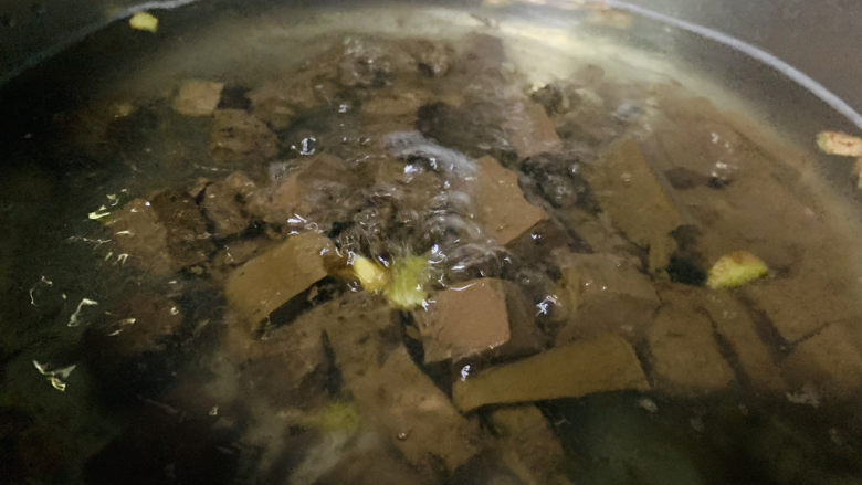 鸭血豆腐,鸭血捞起,再用清水冲一下,沥干