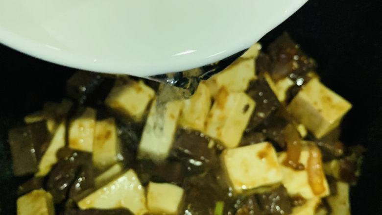 鸭血豆腐,加点清水