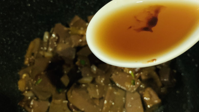 鸭血豆腐,加料酒,炝香