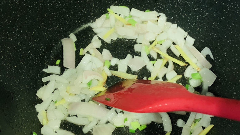 鸭血豆腐,炒香,洋葱一定要炒焦香,才能放鸭血,不然没香味