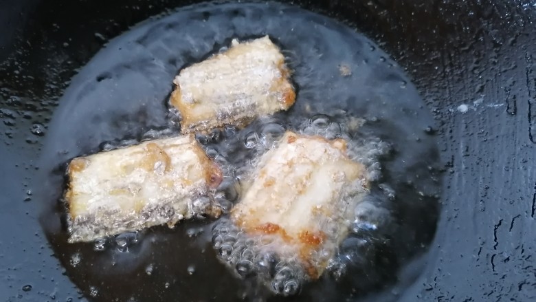 椒盐带鱼,一面炸好翻一面继续炸,炸至两面金黄